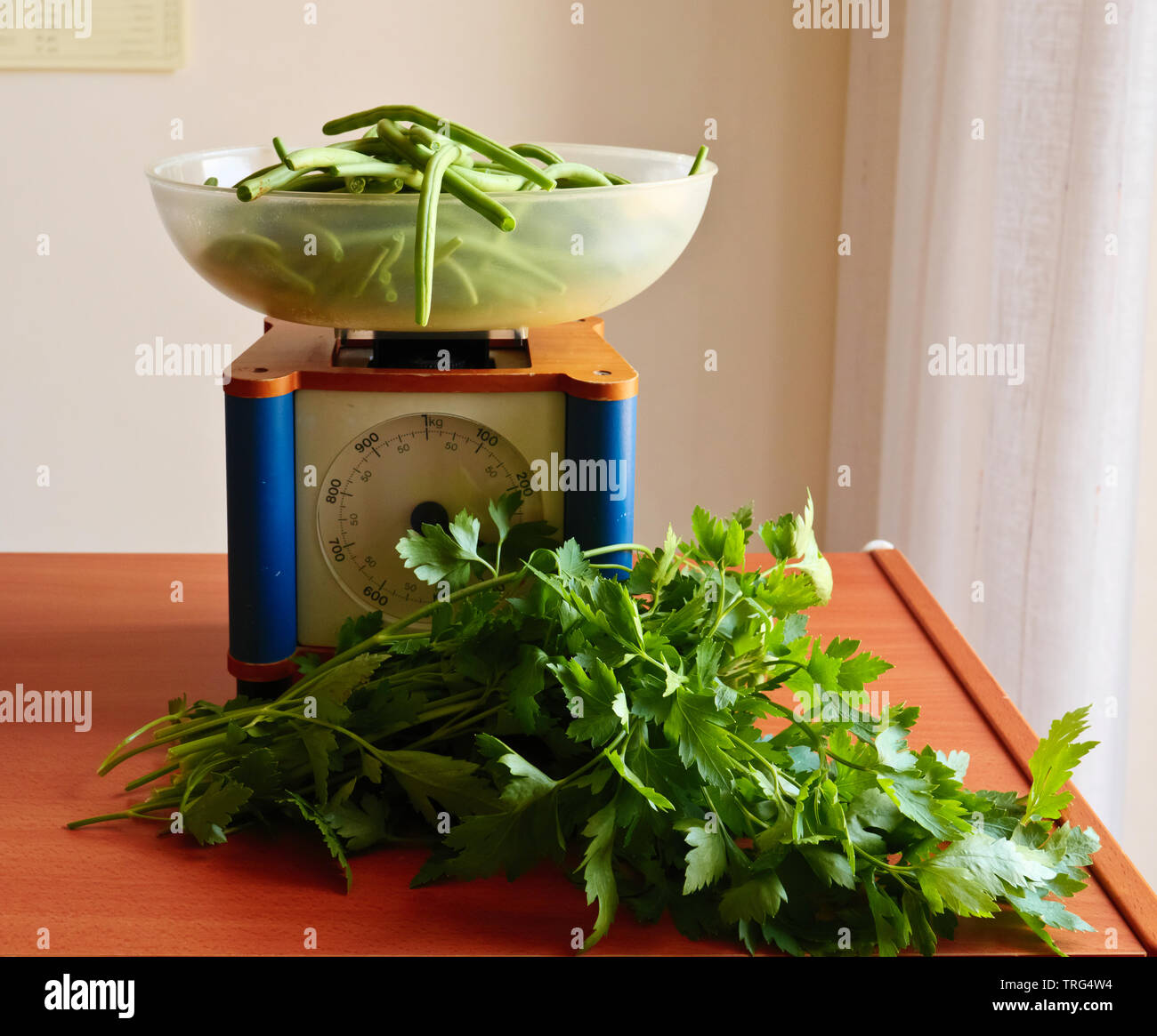 Frisches Gemüse auf dem Küchentisch. Stockfoto