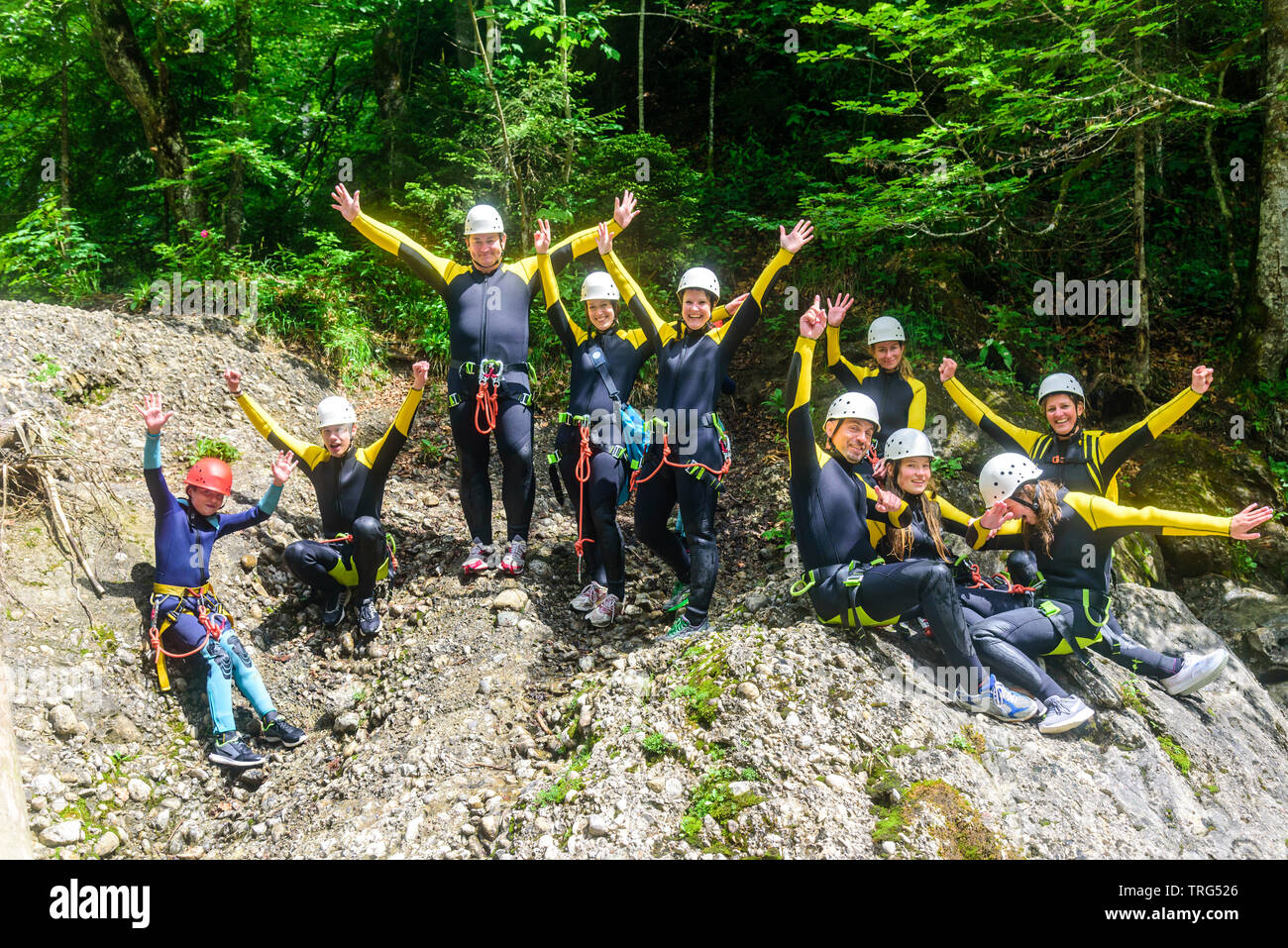 Canyoning Gruppe hat Spaß in den wilden Canyon im Allgäu Stockfoto
