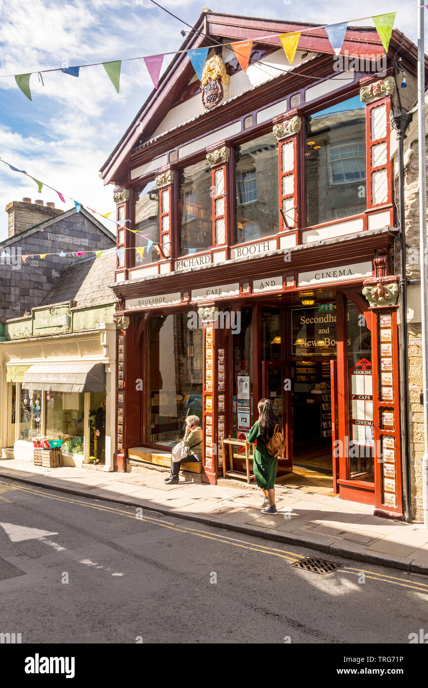 Der Book Shop Richard Booth's auf Lion Street, in Hay-On-Wye, mit Bunting an einem sonnigen Tag während der Book Festival. Stockfoto