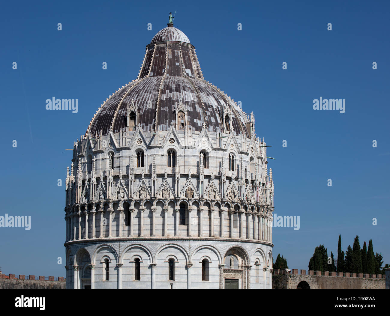 Der italienischen Gotik Baptisterium in Pisa auf dem Campo dei Miracoli vor einem klaren und blauen Sommerhimmel. Stockfoto