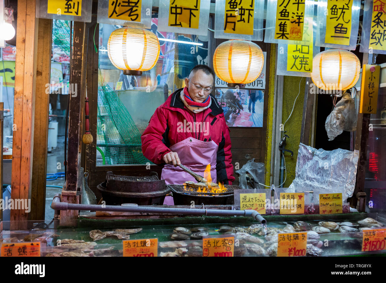 Man kocht frisch auf dem offenen Fischmarkt, Sapporo, Japan. Stockfoto