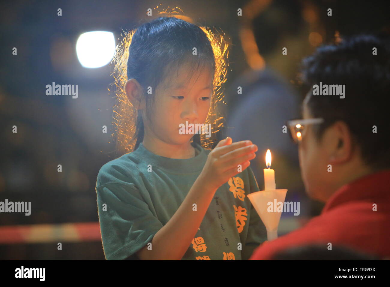 Leute melden Sie die Denkmäler für die Proteste auf dem Platz des Himmlischen Friedens von 1989 im Victoria Park am 4. Juni 2014. Stockfoto