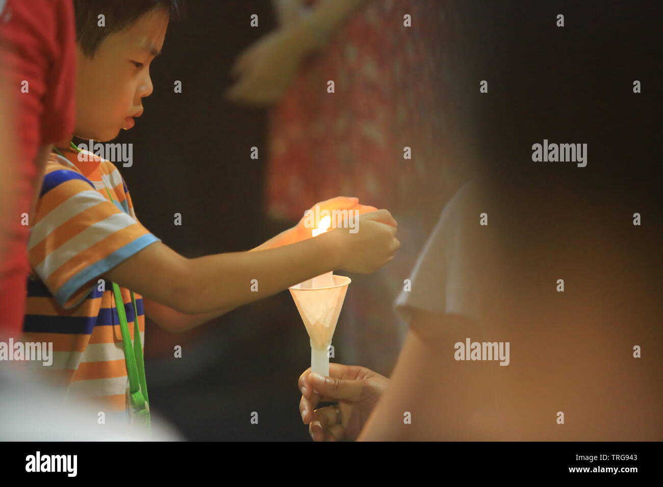 Hong Kong, 4. Juni 2019: Menschen an den Gedenkstätten zum 30-jährigen Jubiläum für die Proteste auf dem Platz des Himmlischen Friedens von 1989 im Victoria Park Stockfoto
