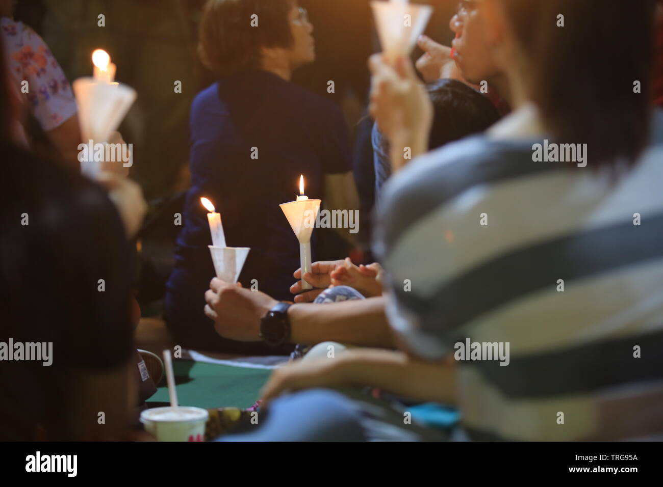Hong Kong, 4. Juni 2019: Menschen an den Gedenkstätten zum 30-jährigen Jubiläum für die Proteste auf dem Platz des Himmlischen Friedens von 1989 im Victoria Park Stockfoto