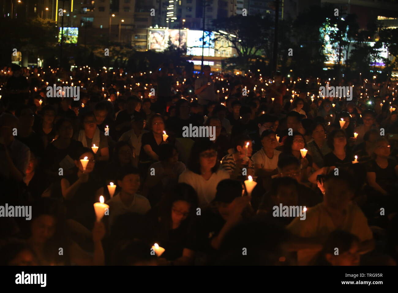 Hong Kong, 4. Juni 2019: Menschen an den Gedenkstätten zum 30-jährigen Jubiläum für die Proteste auf dem Platz des Himmlischen Friedens von 1989 im Victoria Park Stockfoto