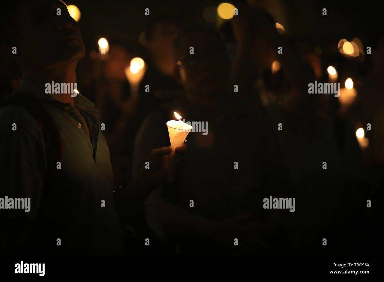 Hong Kong, 4. Juni 2019: Menschen an den Gedenkstätten zum 30-jährigen Jubiläum für die Proteste auf dem Platz des Himmlischen Friedens von 1989 im Victoria Park Stockfoto