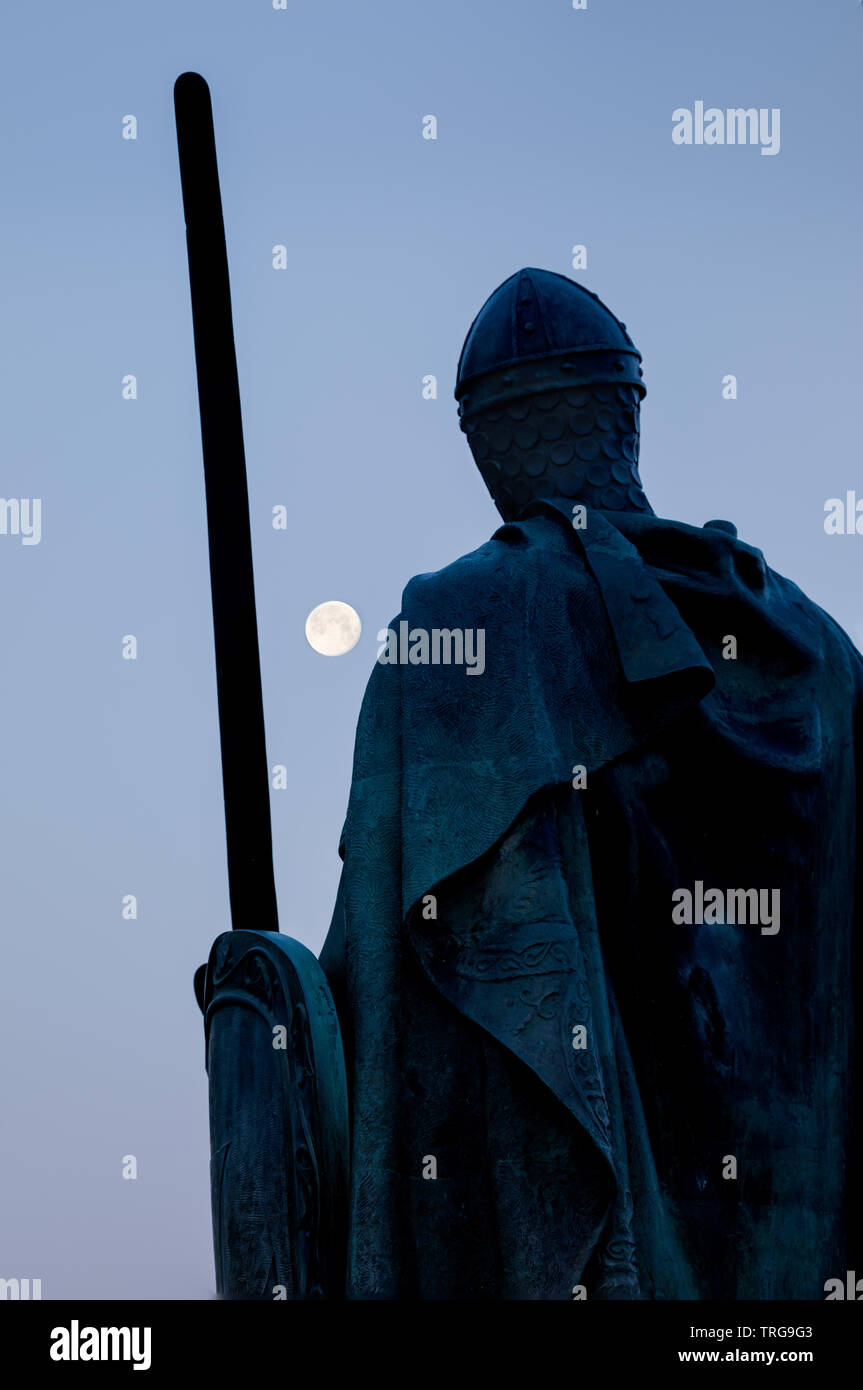 Der Vollmond und die Statue von König Afonso I vor dem Schloss, Guimarães, Braga, Portugal Stockfoto