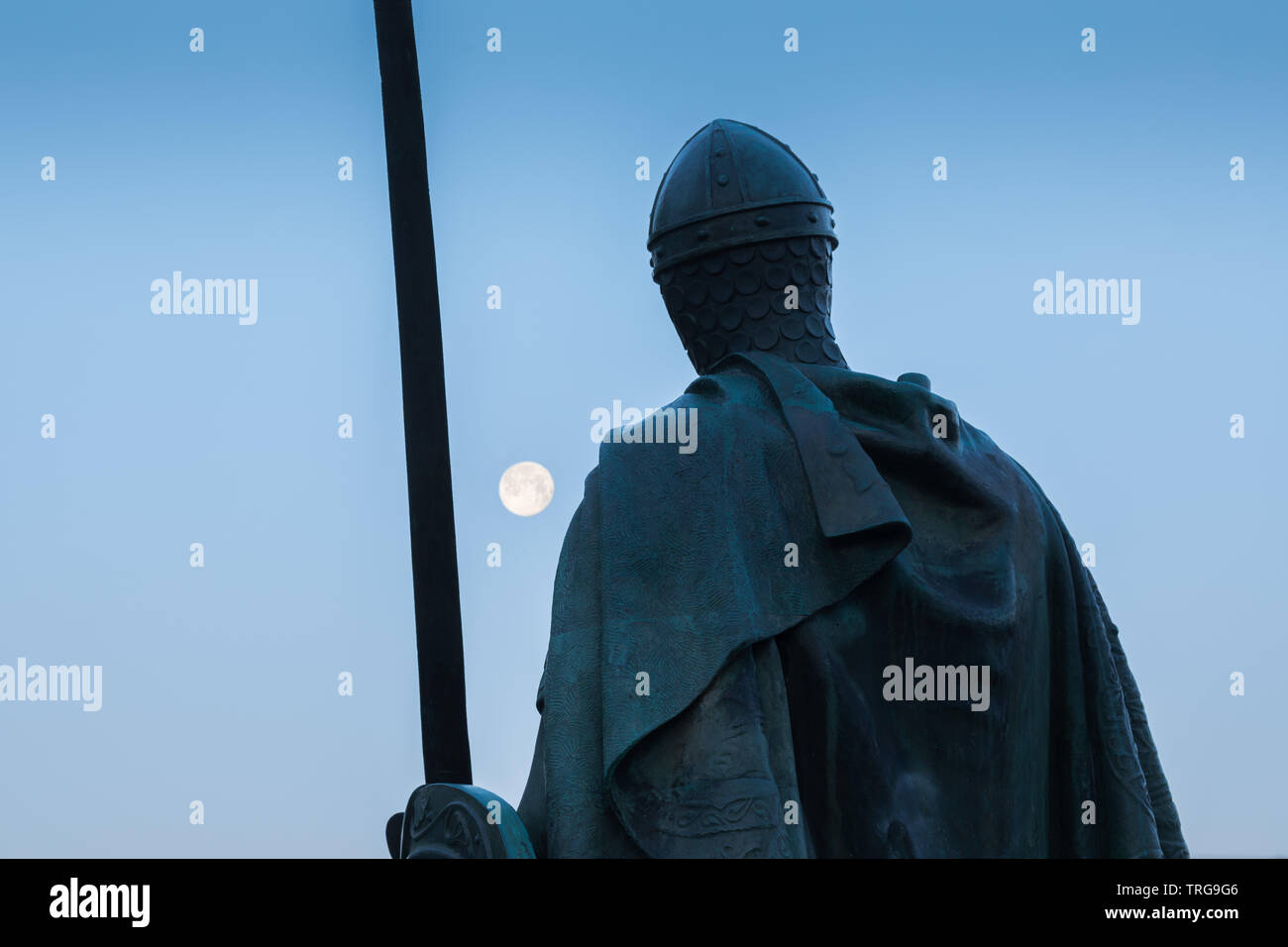 Der Vollmond und die Statue von König Afonso I vor dem Schloss, Guimarães, Braga, Portugal Stockfoto