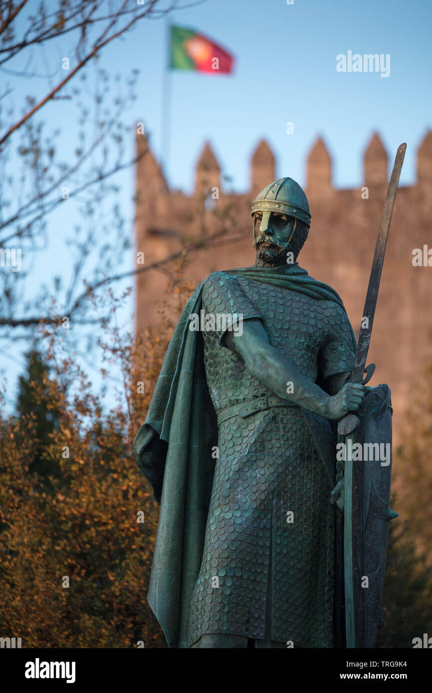 Die Statue von König Alfonso I vor dem Schloss, Guimarães, Braga, Portugal Stockfoto