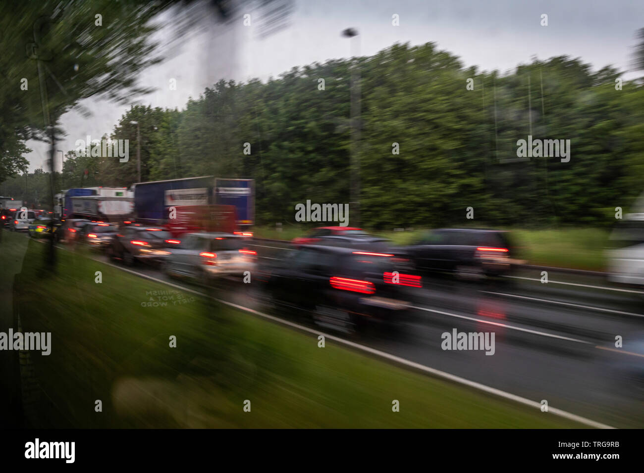 Perspektiven aus der U-Bahn für den fließenden Verkehr auf der Bundesstraße 1 in Dortmund. Stockfoto