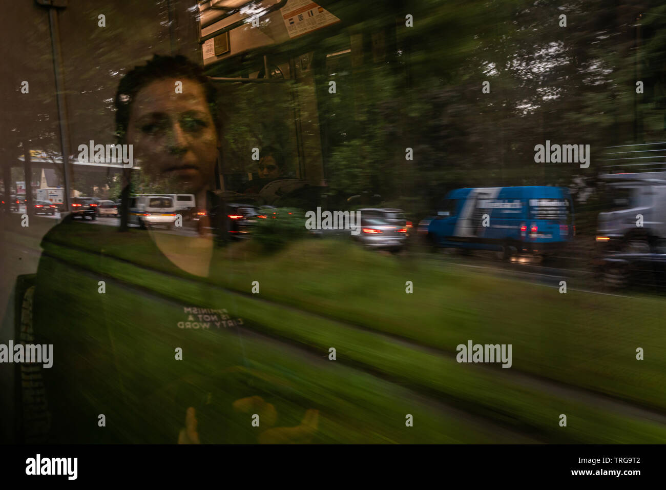 Perspektiven aus der U-Bahn für den fließenden Verkehr auf der Bundesstraße 1 in Dortmund. Stockfoto