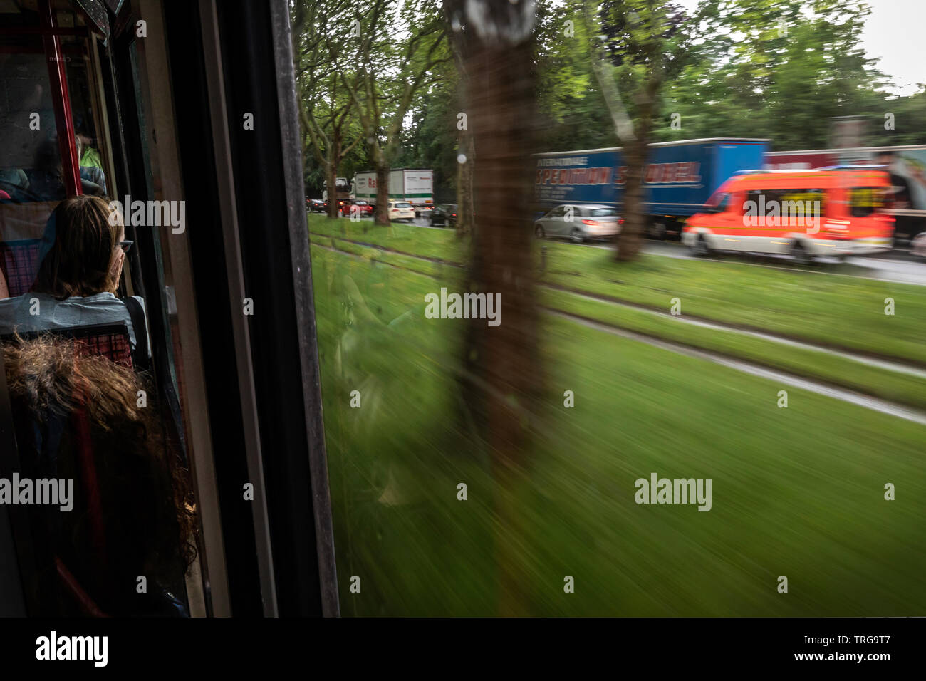 Perspektiven aus der U-Bahn für den fließenden Verkehr auf der Bundesstraße 1 in Dortmund. Stockfoto