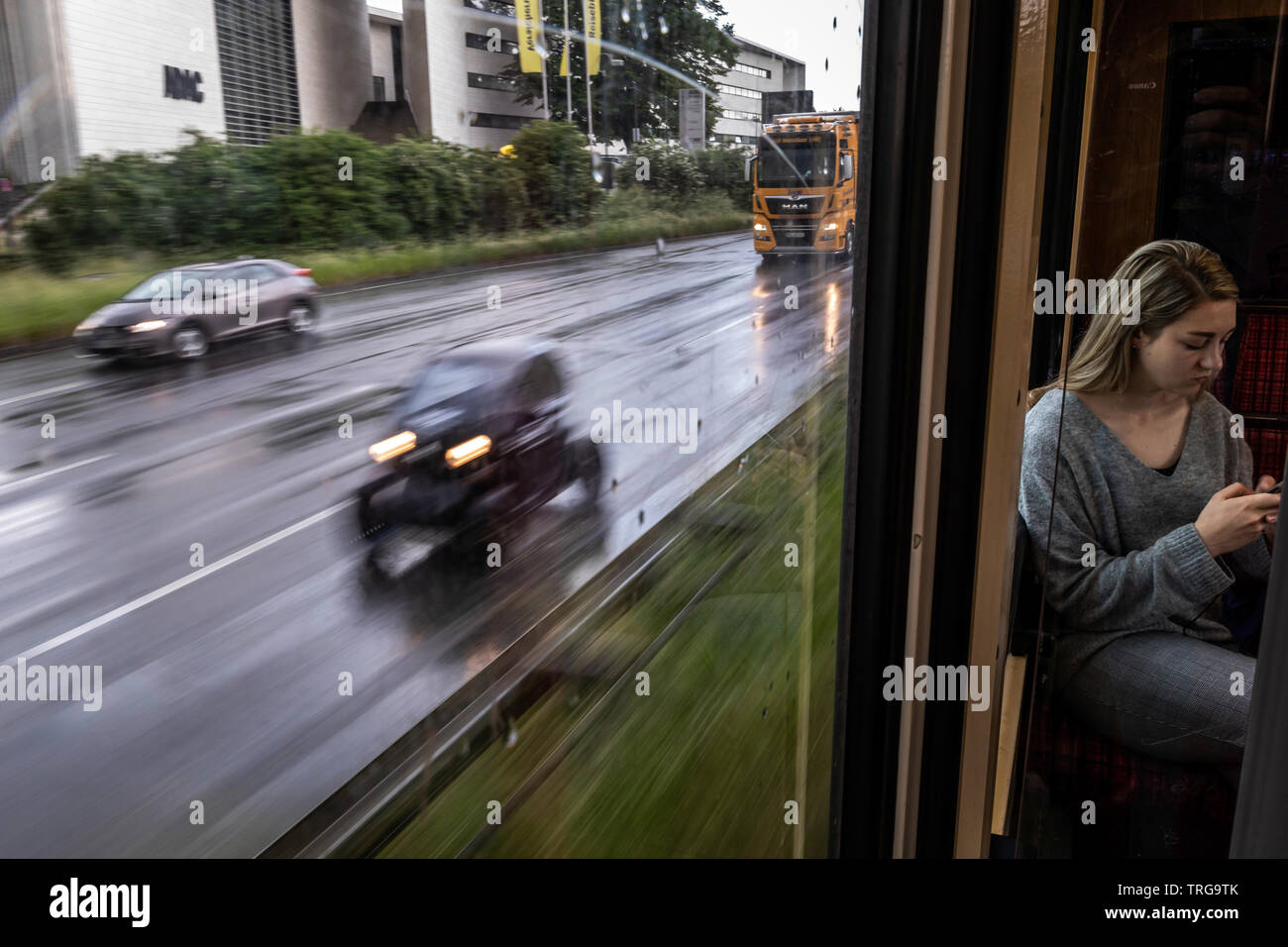 Perspektiven aus der U-Bahn für den fließenden Verkehr auf der Bundesstraße 1 in Dortmund. Stockfoto