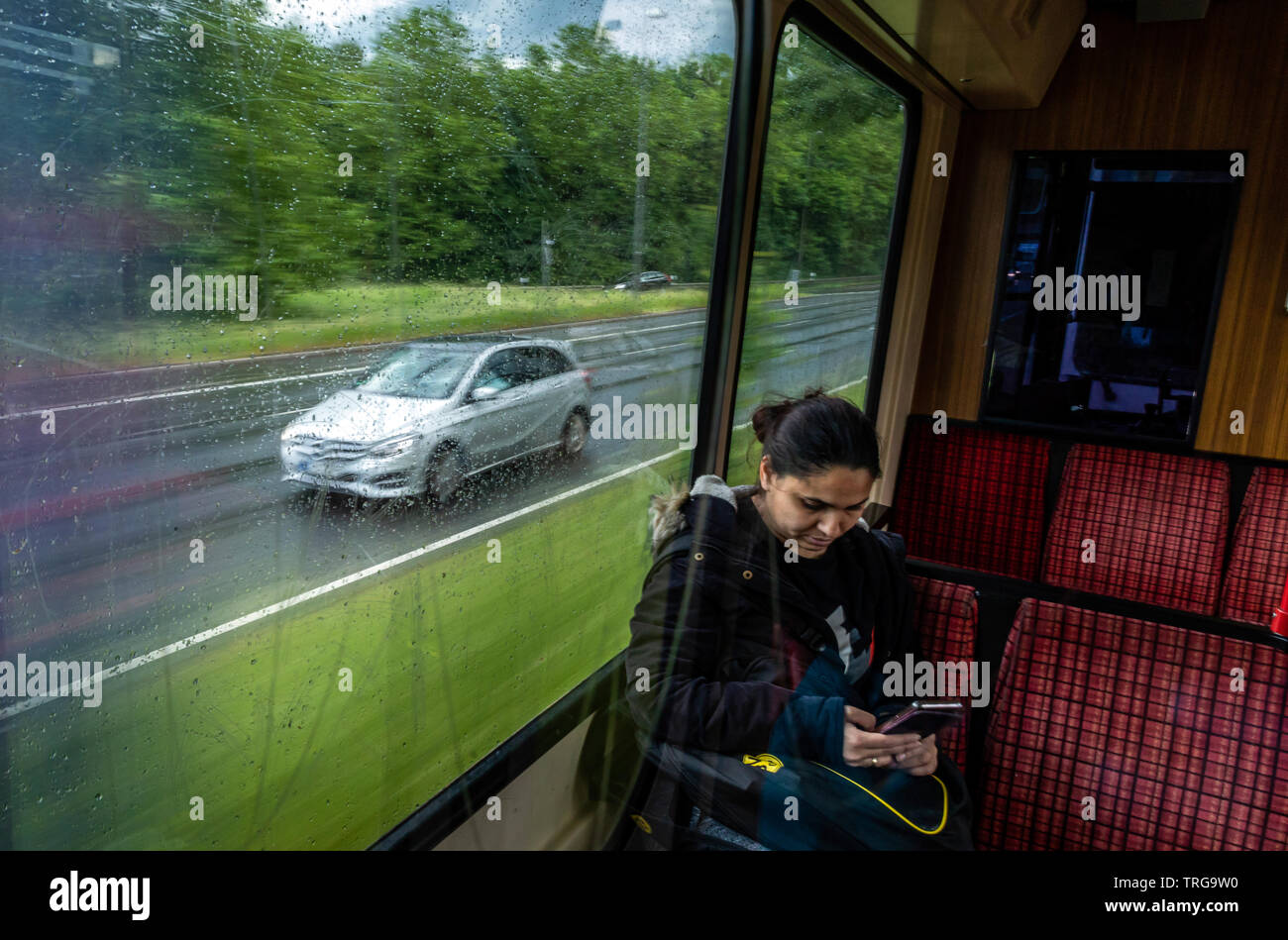 Perspektiven aus der U-Bahn für den fließenden Verkehr auf der Bundesstraße 1 in Dortmund. Stockfoto