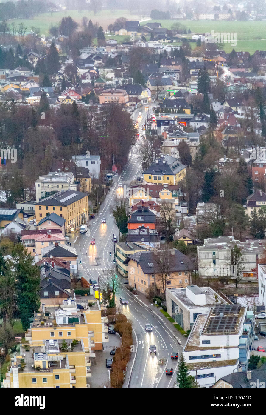 Luftaufnahme von Salzburg in Österreich im Winter Stockfoto
