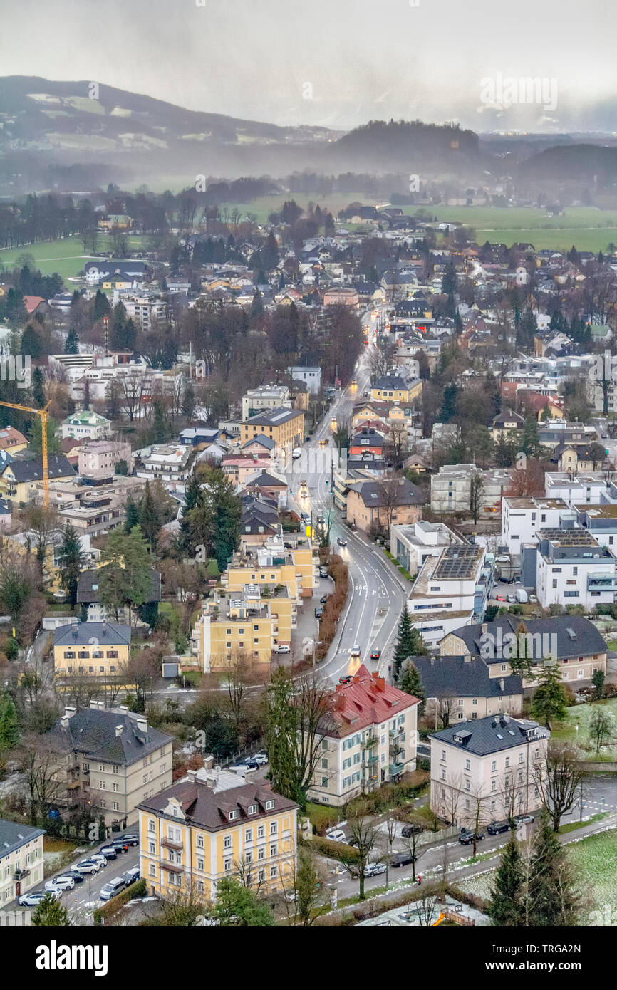 Luftaufnahme von Salzburg in Österreich im Winter Stockfoto