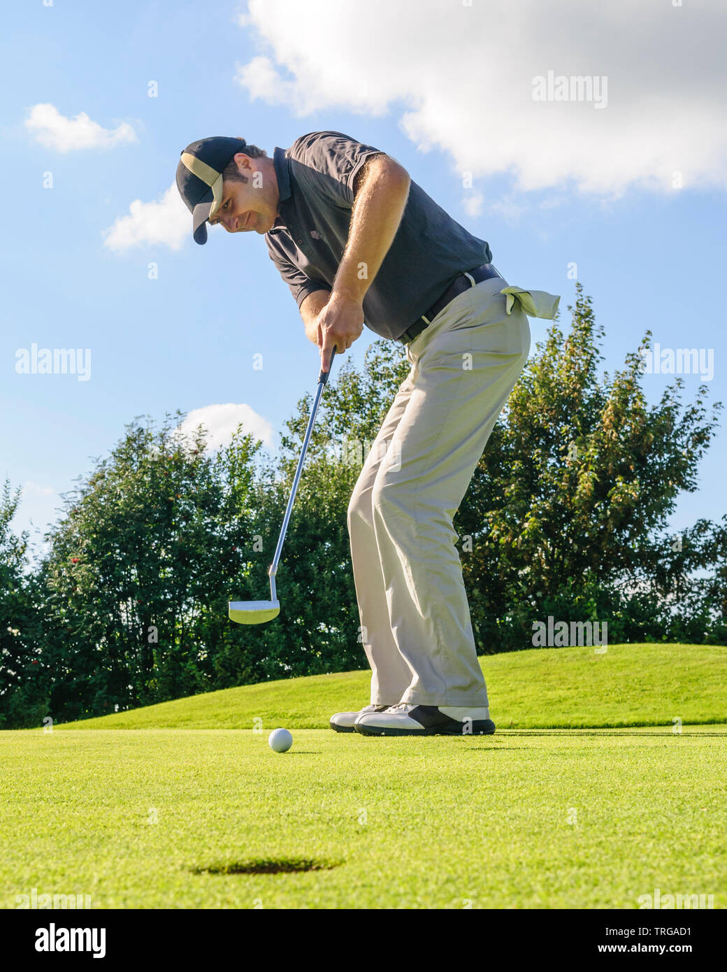 Ambitionierte Golfer spielen Ball auf Grün Stockfoto