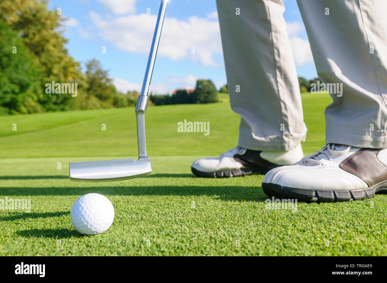 Golf Spieler einen Ball auf Grün Stockfoto