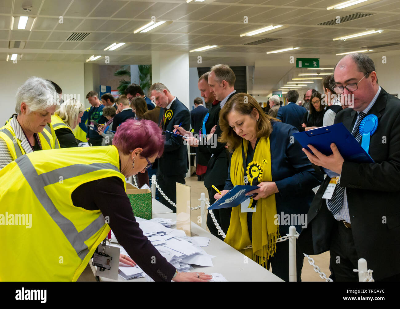 Lesley McInnes, Iain Weiß. gemeinderäte am Leith Walk Nachwahl zählen in Edinburgh City Council, Edinburgh, Schottland, Großbritannien Stockfoto