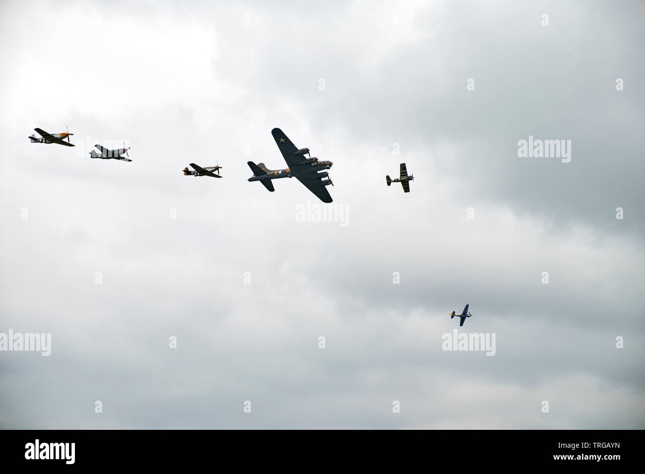 usaf-p-51-mustangs-mit-d-day-invasion-streifen-in-formation-fliegen-mit-b17-flying-fortress-in-duxford-trgayn.jpg