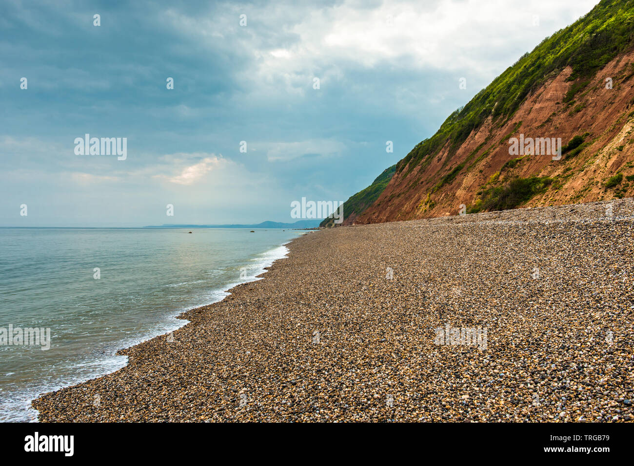 Golden Brown Klippen und Strand von Branscombe auf der Jurassic Coast in Devon, England, UK. Stockfoto