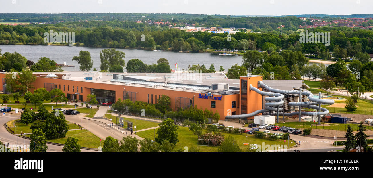 Wolfsburg, Deutschland, 26. Mai, 2019: Luftaufnahme der Allersee und das Badeland, ein großes Hallenbad mit vielen Pools, Wasserrutschen ein Stockfoto