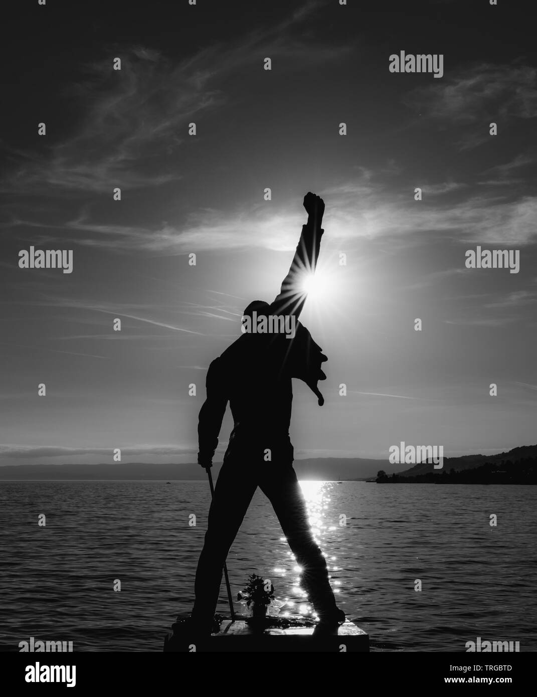 Montreux, VD/Schweiz - vom 31. Mai 2019: Freddie Mercury Memorial Statue am Ufer des Genfer Sees in Montreux bei Sonnenuntergang Stockfoto