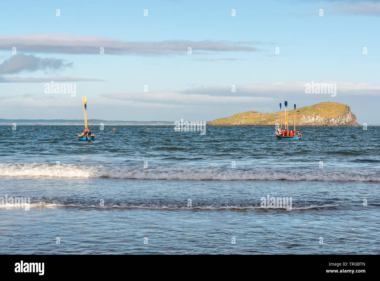 Loony Dook, Neujahr: West Bay, Firth-of-Forth, North Berwick, East Lothian, Schottland, Großbritannien. Rudern skiffs Patrol Begrenzung der Schwimmbereich Stockfoto