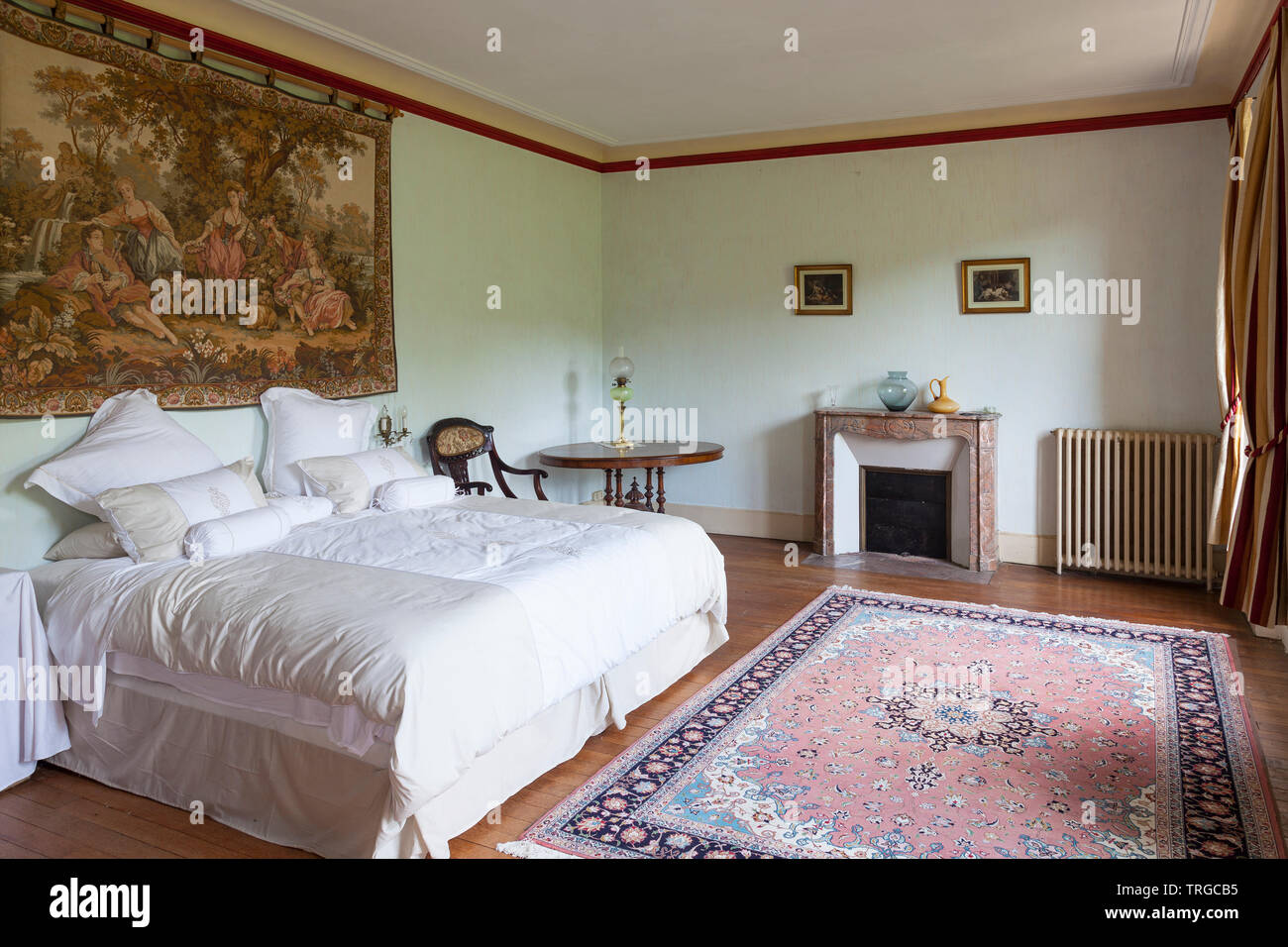 Einrichtung eines historischen französischen Landhaus mit Antiquitäten  eingerichtet. Schlafzimmer mit französischem Kulturraum, Täbris persischen  Teppich und Kingsize-Bett Stockfotografie - Alamy