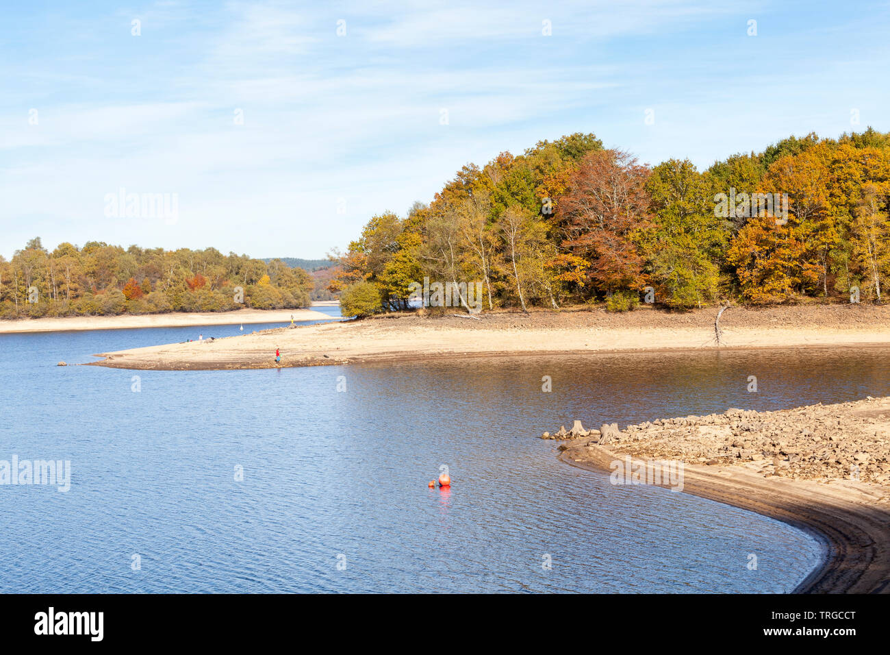 Lac de Vassivière, Plateau de Millevaches, Creuse, Nouvelle-Aquitaine (Limousin) im Herbst. Der größte künstliche See in Frankreich für Wasserkraft, touri Stockfoto