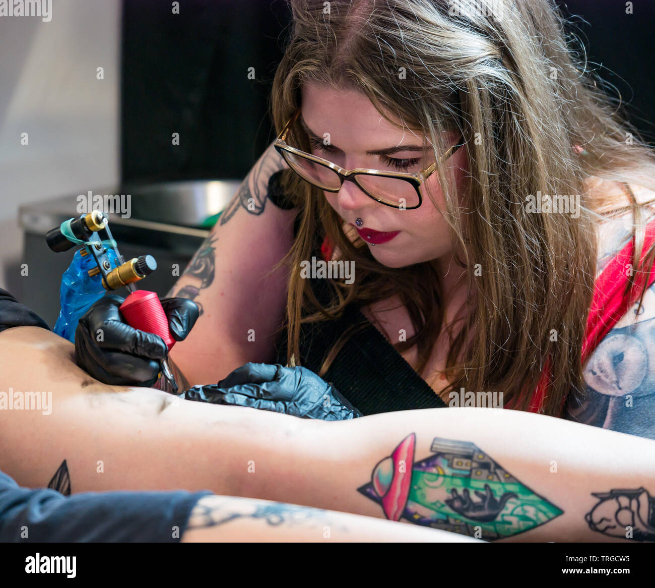 Corn Exchange, Edinburgh, Schottland, Großbritannien, 9. Jährliche Scottish Tattoo Convention: Enthusiasten und Tattoo Künstler mit Teilnehmer erhalten ein Tattoo Stockfoto