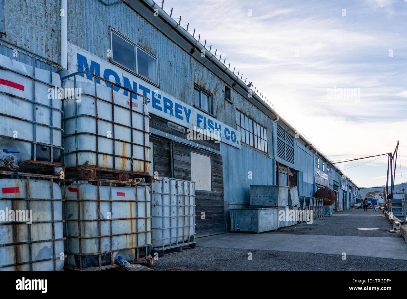 Alten rostigen Container auf der Seite des Monterey Fish Company Gebäude an der Pier in Monterey Bay, Kalifornien gestapelt. Stockfoto