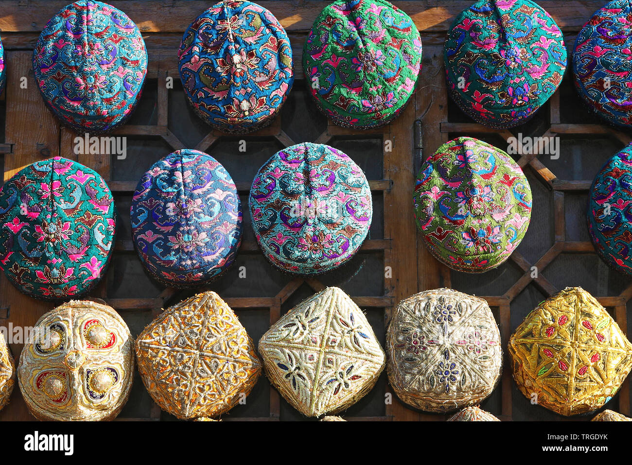 Bunte usbekischen Hüte auf Verkauf in Buchara Stockfoto