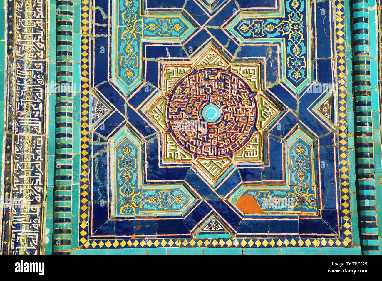 Detail des antiken Dekor auf islamisches Mausoleum in Samarkand, Usbekistan Stockfoto
