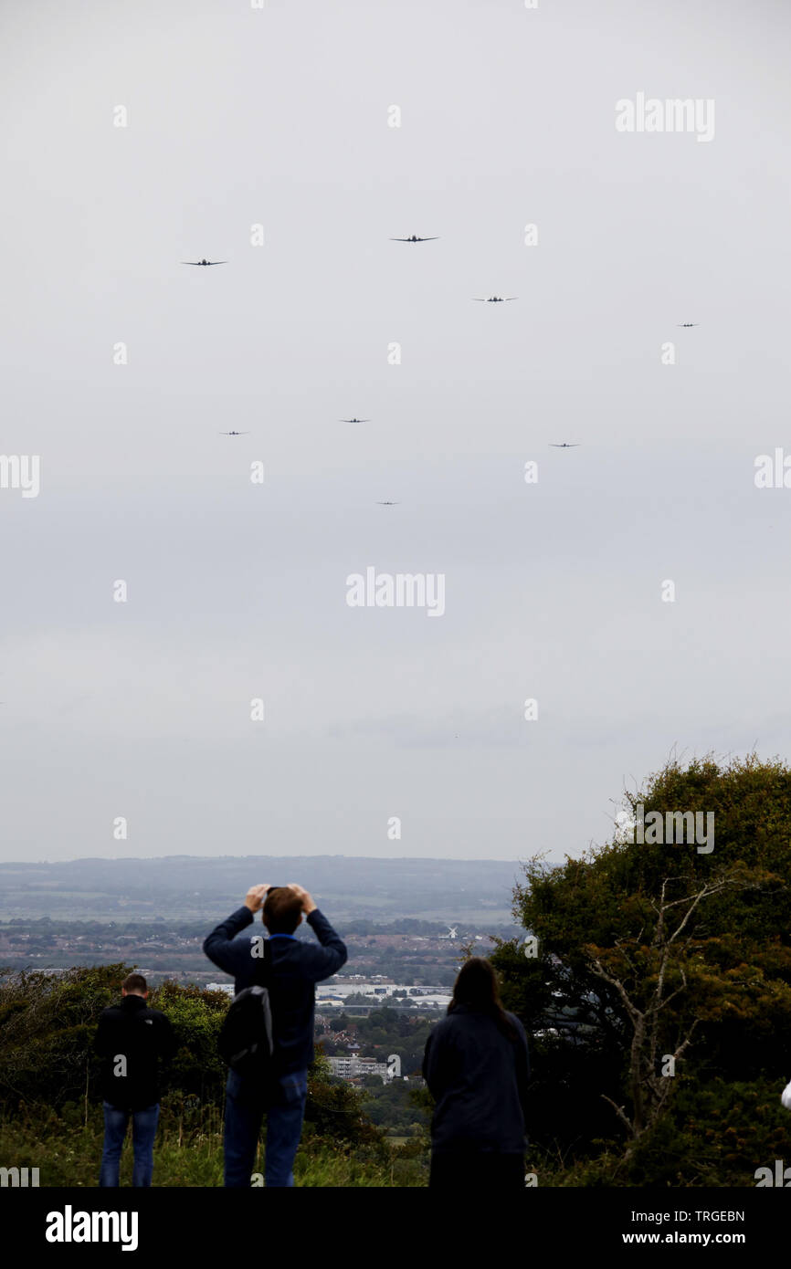 Eastbourne, Großbritannien. 5. Jun 2019. Ein geschwader der Douglas DC-3/C-47 Dakotas fliegen in Formation über die Stadt Eastbourne auf dem Weg in die Normandie als Gedenken an den 75. Jahrestag des D-Day. Credit: Ed Brown/Alamy leben Nachrichten Stockfoto