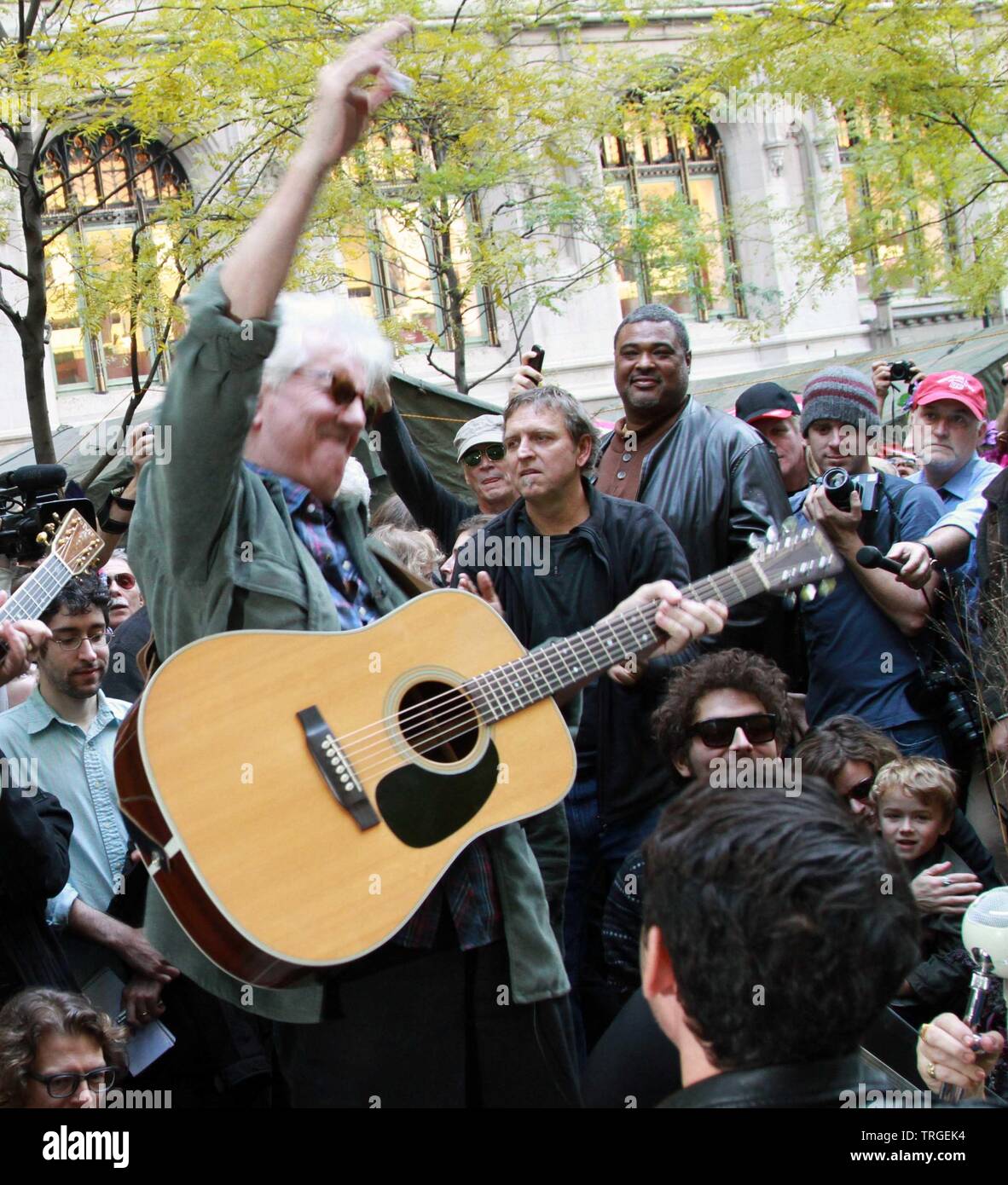 Graham Nash ein kurzes akustisches Konzert in Zuccotti Park, der Heimat der Wall Street Occupy-bewegung 11/8/2011 Foto von Adam Scull-PHOTOlink.net/MediaPunch geben Stockfoto