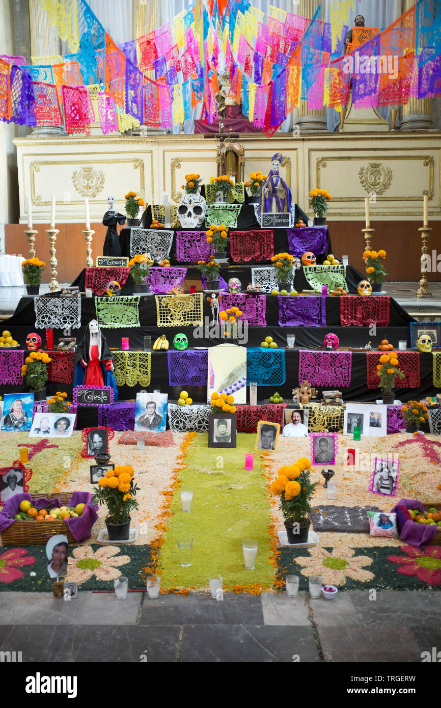 Tag der Toten Dekorationen im Templo de La Santísima Trinidad Kirche in Mexiko Stadt Stockfoto