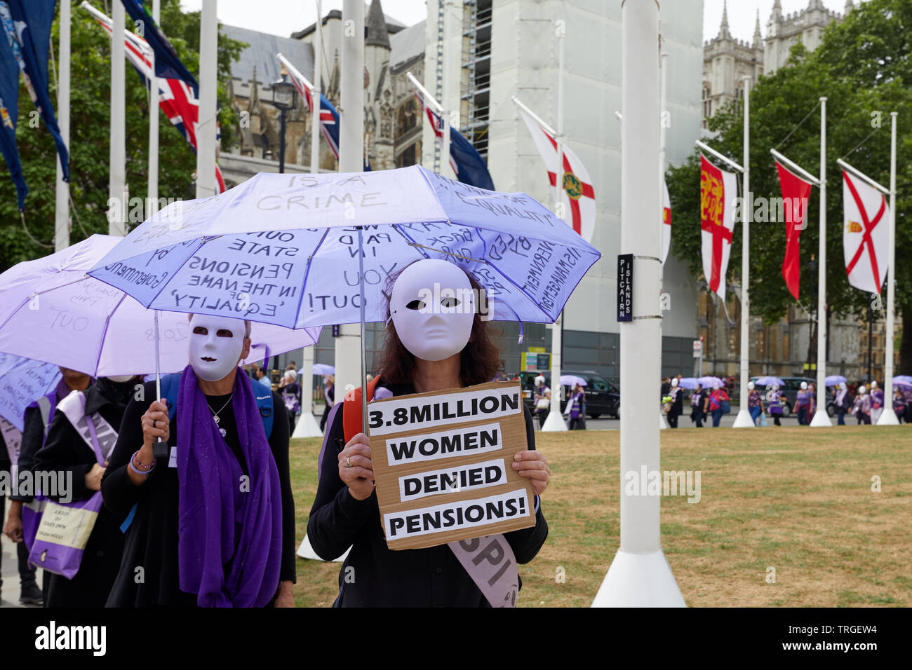 London, Großbritannien - 5 Juni, 2019: waspi Demonstranten, werbend für Renten für Frauen aus den 1950er Jahren im Parlament Platz am Tag der gerichtlichen Überprüfung nachgewiesen. Stockfoto