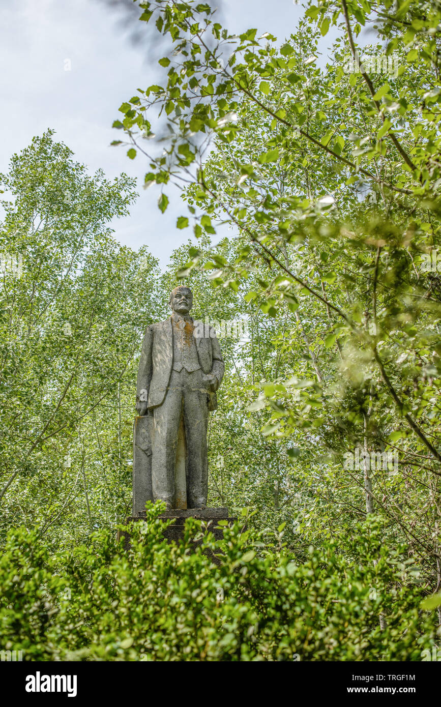 Das Lenin-denkmal im Park, einer verlassenen Fabrik, Oleshky (ehemals Tsiurupynsk), Kherson Oblast, Ukraine Stockfoto