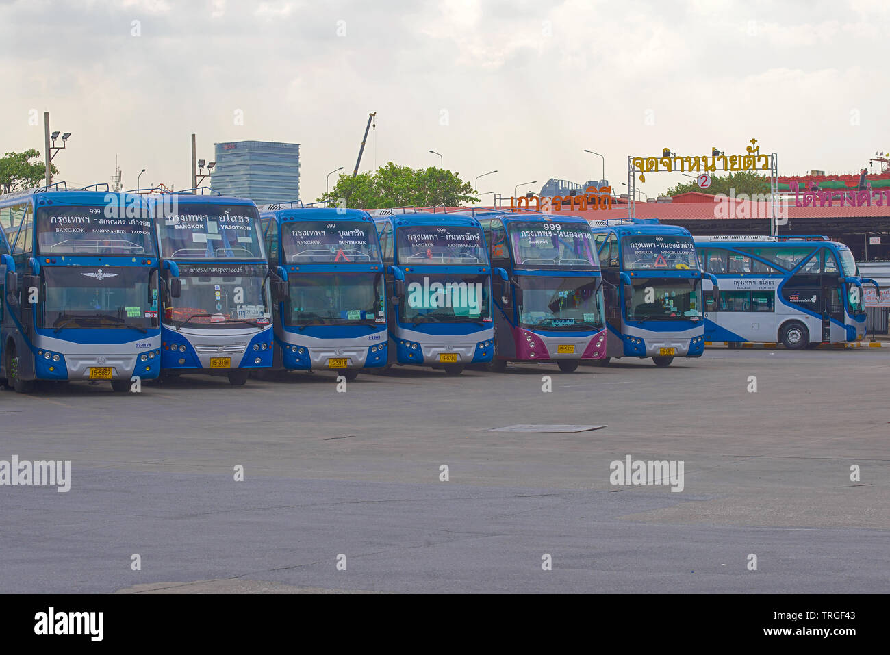 BANGKOK, THAILAND - 14. Dezember 2018: Moderne Doppeldecker Busse auf der Northern Bus Terminal Stockfoto