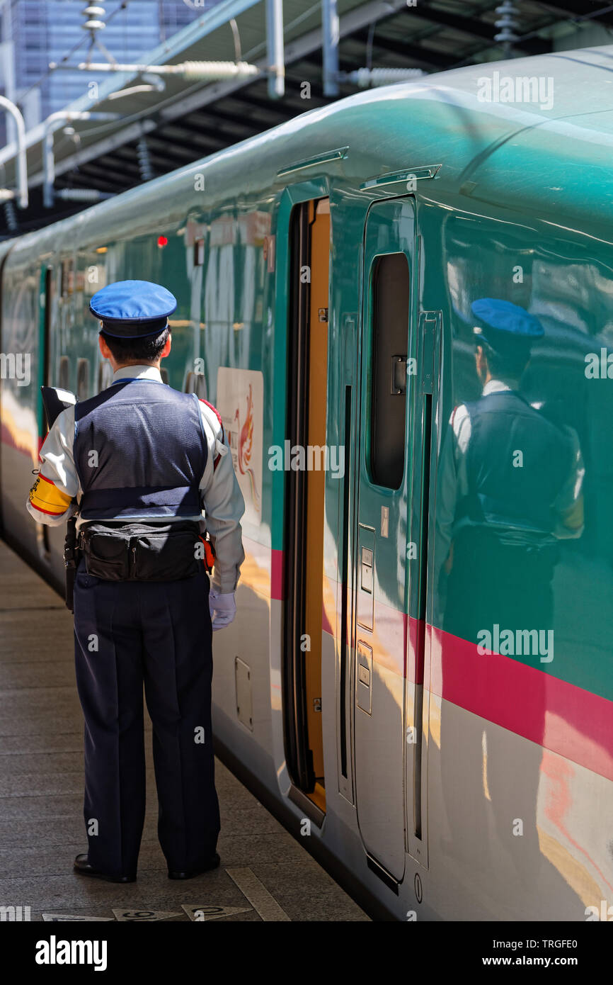 Tokio, Japan, 16. Mai 2019: Train Chief an der Tür. Shinkansen ist ein Netzwerk von Hochgeschwindigkeitsstrecken in Japan, auch in Englischer Sprache bekannt als der Bulle Stockfoto