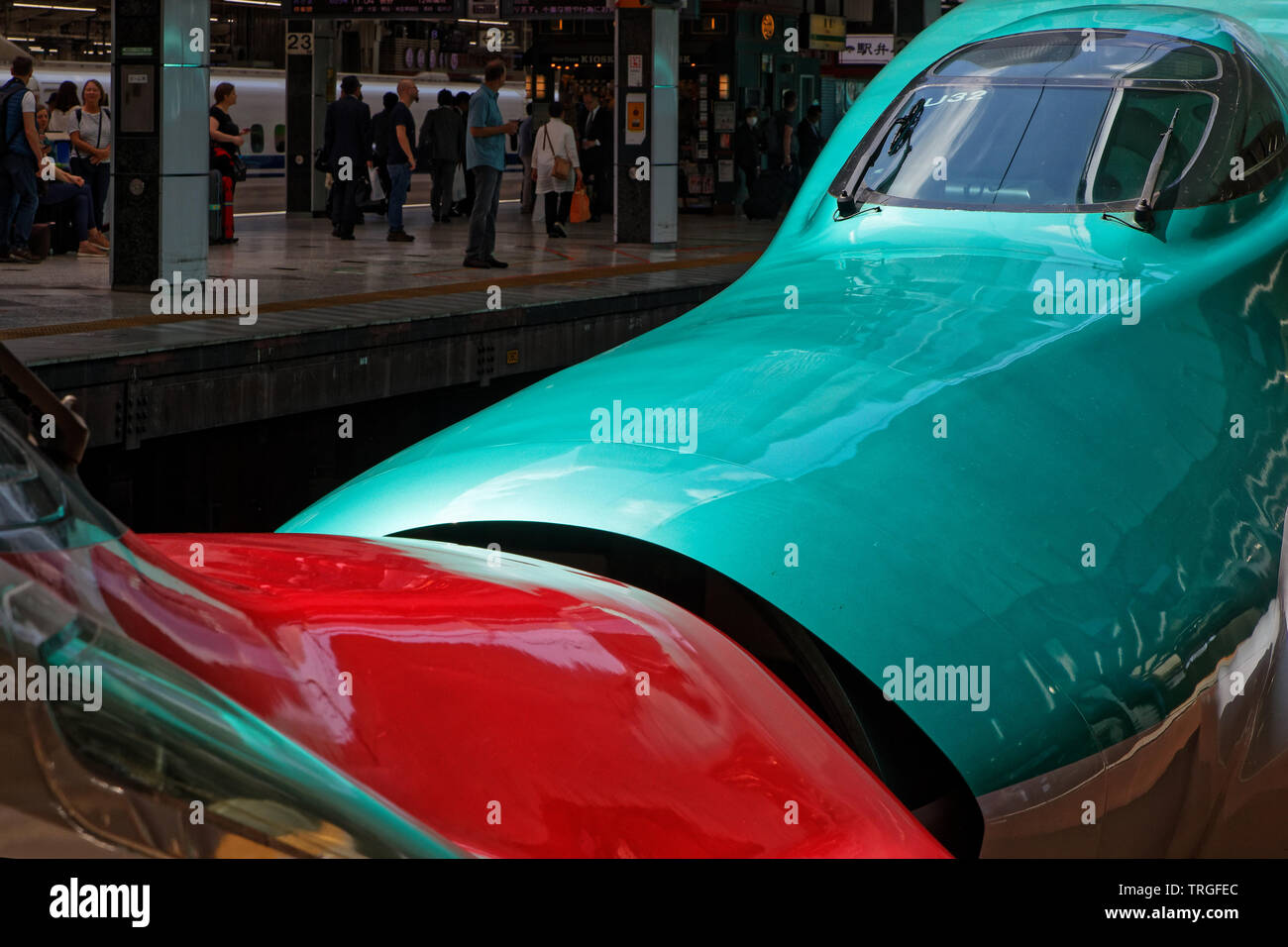 Tokio, Japan, 16. Mai 2019: Grüne aerodynamische Zug. Shinkansen ist ein Netzwerk von Hochgeschwindigkeitsstrecken in Japan, auch in Englischer Sprache bekannt als der Bulle Stockfoto