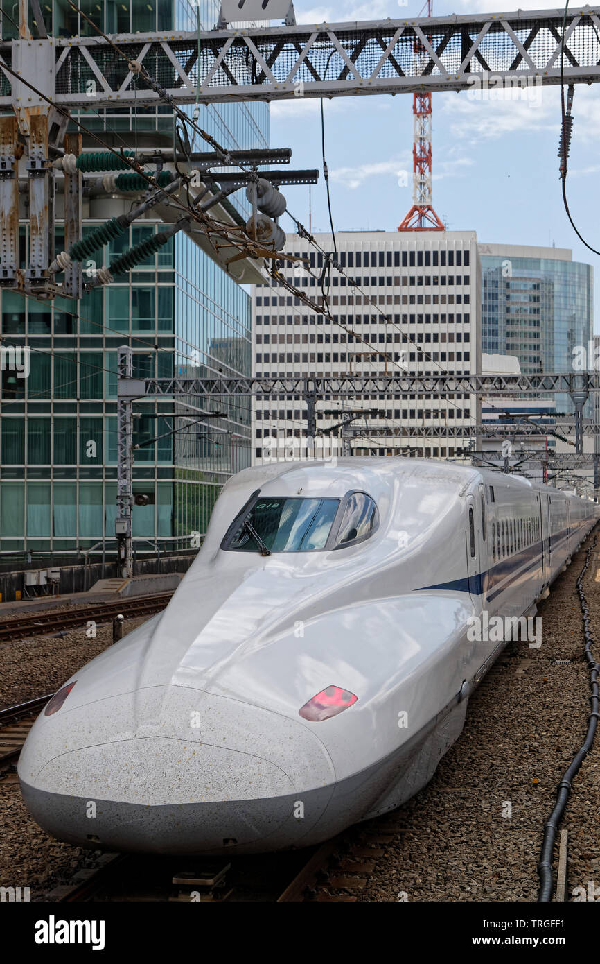 Tokio, Japan, 16. Mai 2019: Weiße Zug in den Bahnhof. Shinkansen ist ein Netzwerk von Hochgeschwindigkeitsstrecken in Japan, auch in Englischer Sprache als Th bekannt Stockfoto