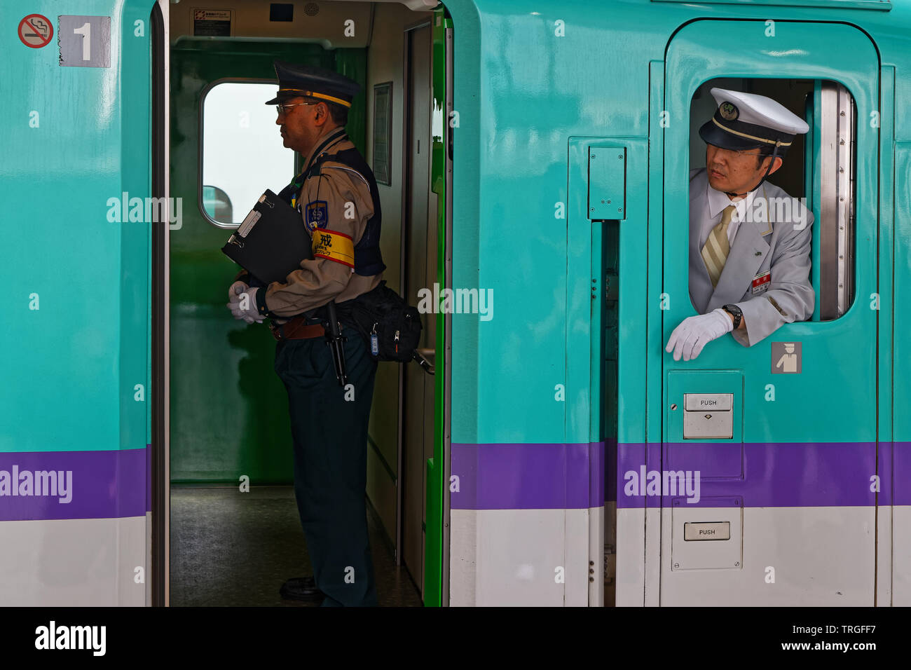 Tokio, Japan, 16. Mai 2019: Treiber und Controller. Shinkansen ist ein Netzwerk von Hochgeschwindigkeitsstrecken in Japan, auch in Englischer Sprache als Bullet bekannt Stockfoto