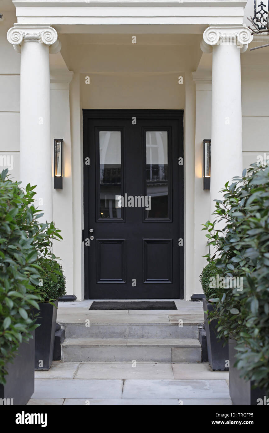 Schwarze Tür am Haus mit Spalten in London Stockfoto