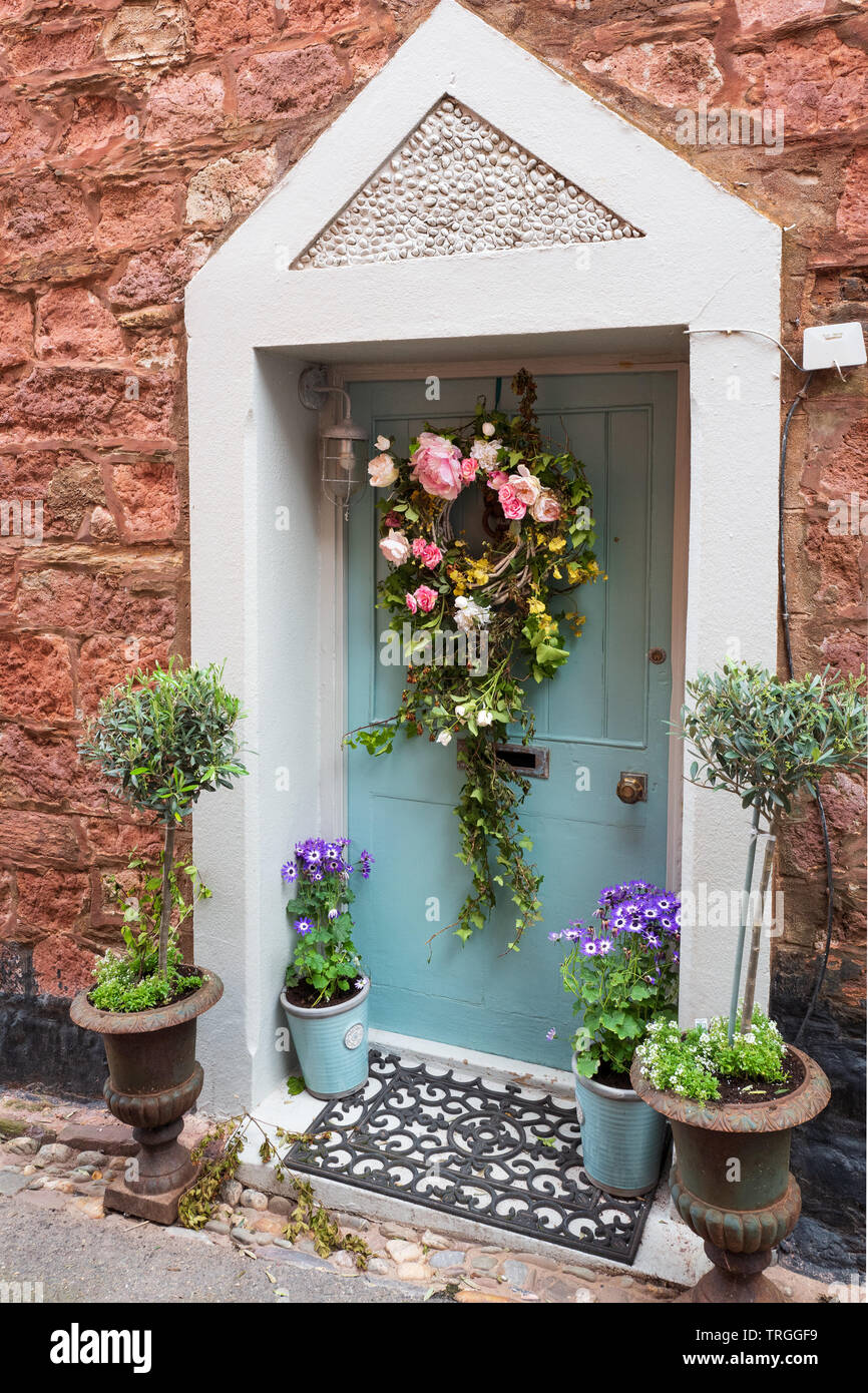 Schöne Tür, Blumenarrangement, KIngsand, Cornwall. Großbritannien Stockfoto