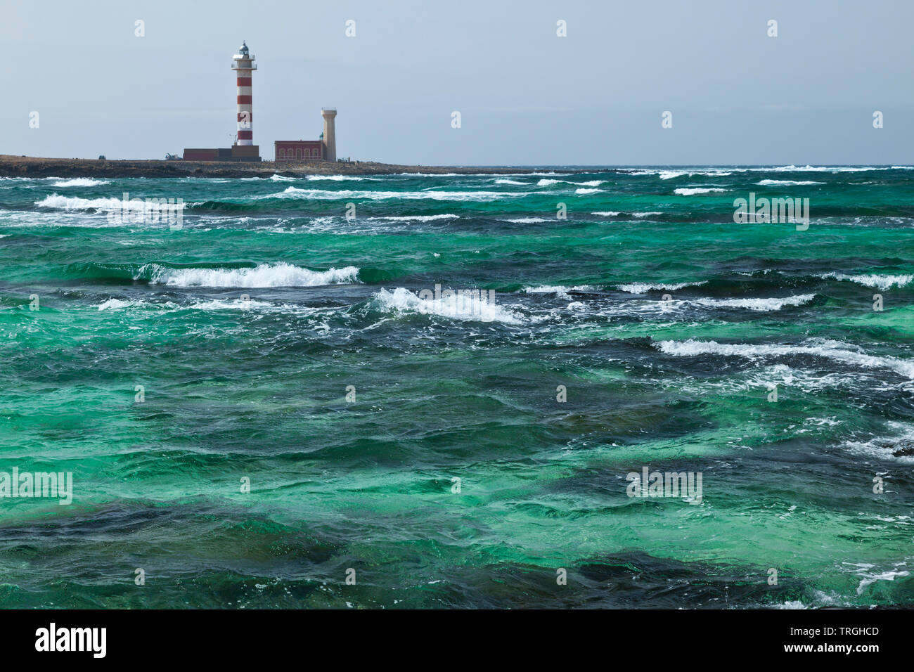 El Faro de Tostón en Punta Ballena desde Los bajos de El Tostón. Parque Natural de Corralejo. Isla Fuerteventura. Provinz Las Palmas. Islas Canarias Stockfoto