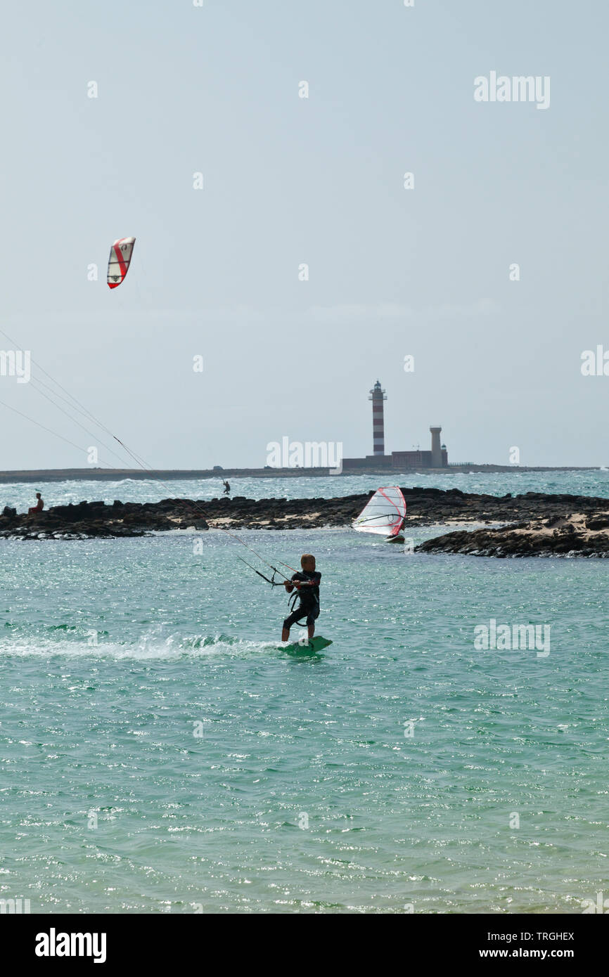 Kitesurf en Punta Willits. Al fondo El Faro de Tostón. Parque Natural de Corralejo. Isla Fuerteventura. Provinz Las Palmas. Islas Canarias. España Stockfoto