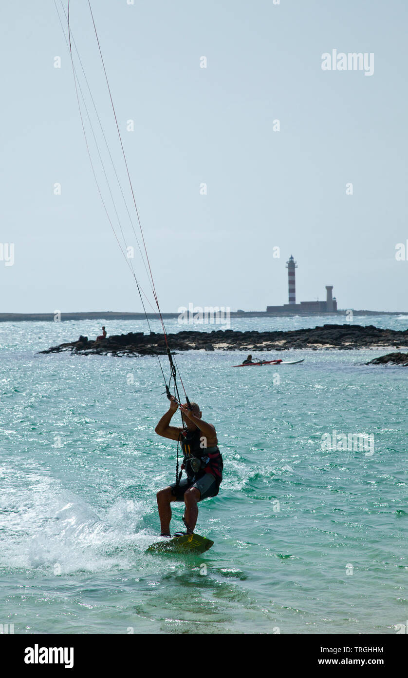 Kitesurf en Punta Willits. Al fondo El Faro de Tostón. Parque Natural de Corralejo. Isla Fuerteventura. Provinz Las Palmas. Islas Canarias. España Stockfoto