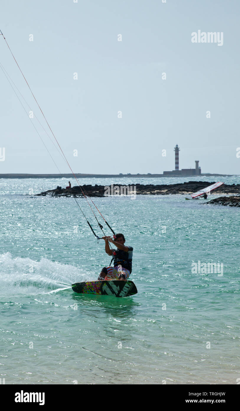 Kitesurf en Punta Willits. Al fondo El Faro de Tostón. Parque Natural de Corralejo. Isla Fuerteventura. Provinz Las Palmas. Islas Canarias. España Stockfoto